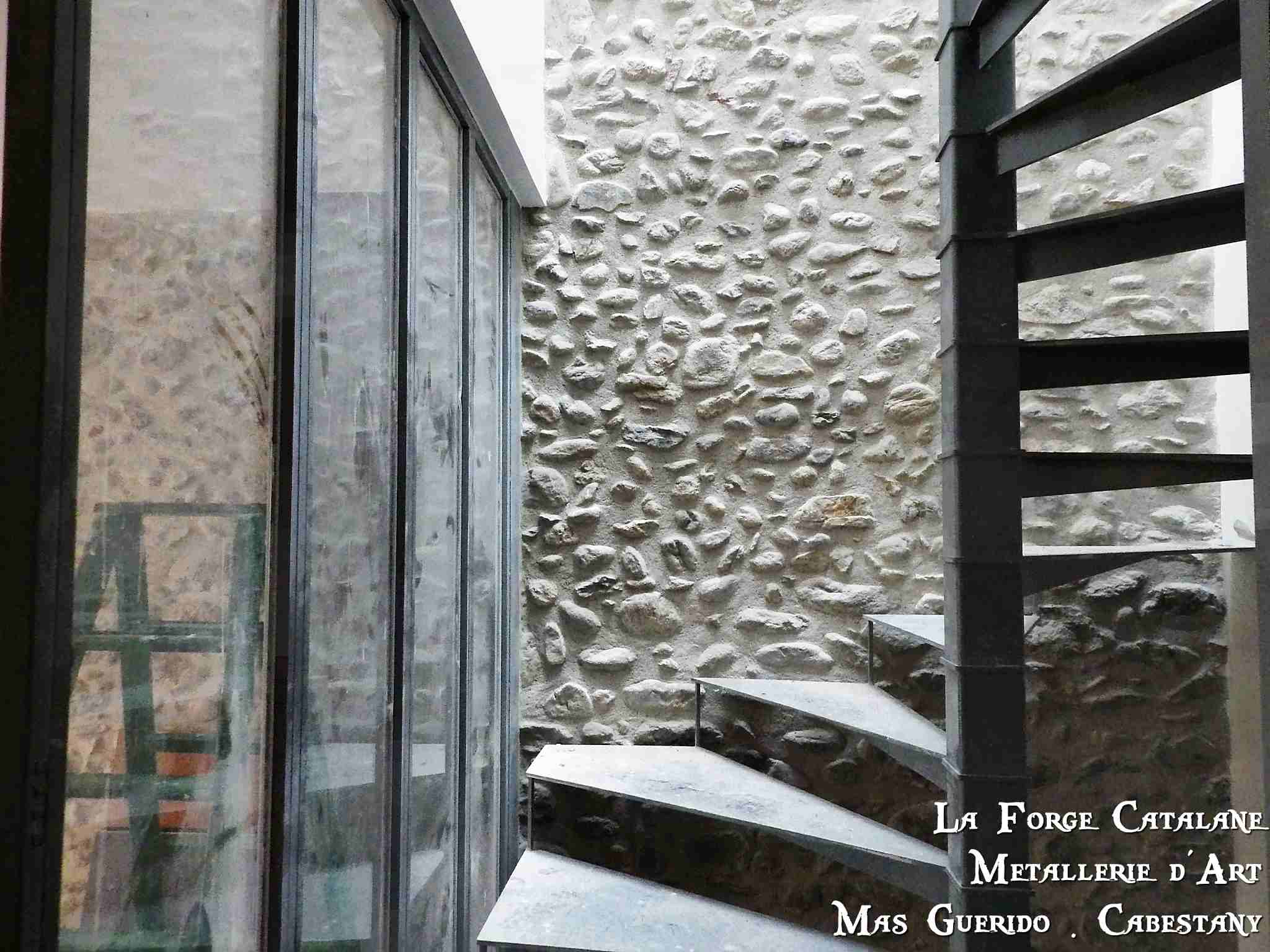 verriere sur tremie d'escalier helicoidal fer forge catalane.jpg